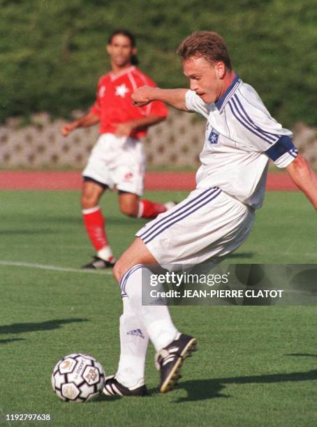 L'attaquant français, Stéphane Guivarc'h passe le ballon, le 12 juillet 1999 à Auxerre, lors d'un match de préparation contre l'équipe tunisienne de...