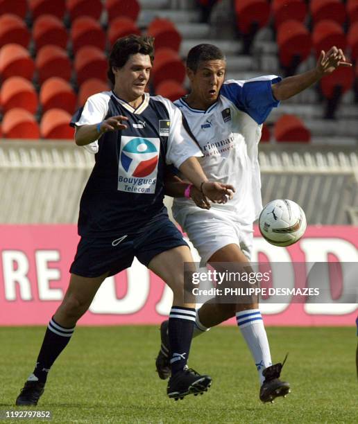 Le chanteur Marc Lavoine et l'acteur Sami Naceri participent, le 02 juin 2002 au Parc des Princes à Paris, à un "match de l'amitié" au profit des...