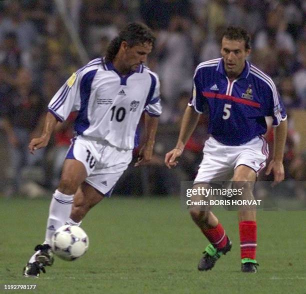 L'attaquant italien Roberto Baggio déborde le défenseur français Laurent Blanc , le 16 août 2000 au stade vélodrome de Marseille, lors de la...