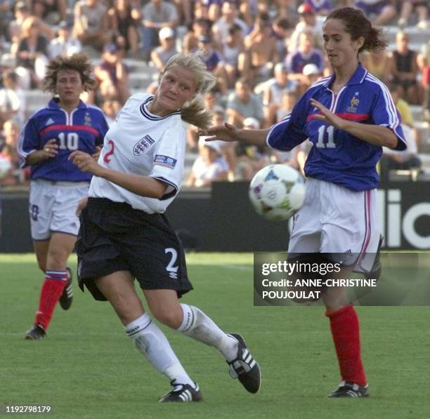 L'attaquante de l'équipe de France féminine de football, Mélanie Briche déborde Kate Chapman de l'équipe d'Angleterre, le 16 août 2000 au stade...