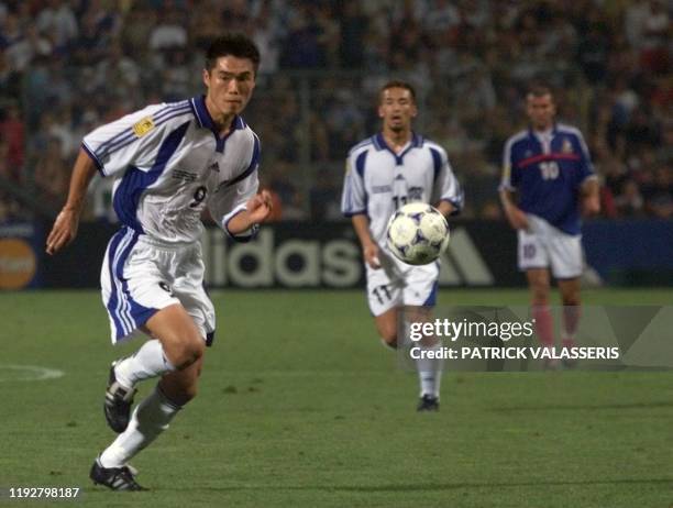 L'attaquant chinois Su Maozhen et le Japonais Hidetoshi Nakata débordent Zinédine Zidane , le 16 août 2000 au stade vélodrome de Marseille, lors de...