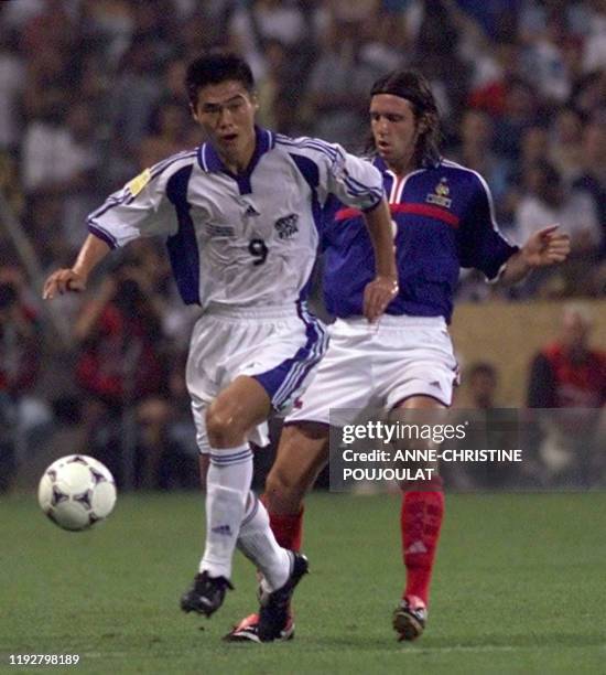 L'attaquant chinois Su Maozhen , déborde Vincent Candela , le 16 août 2000 au stade Vélodrome de Marseille, lors de la rencontre entre l'équipe de...