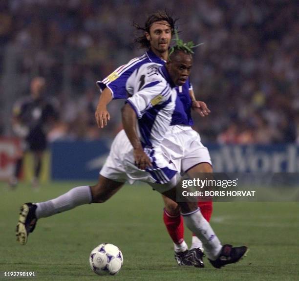 Le joueur Christophe Dugarry est aux prise avec le nigérien Taribo West, le 16 août 2000 au stade Vélodrome de Marseille lors de la rencontre entre...