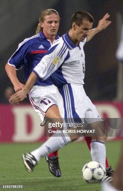 Le brésilien Carlos Dunga déborde Emmanuel Petit , le 16 août 2000 au stade Vélodrome de Marseille, lors de la rencontre entre l'équipe de France et...