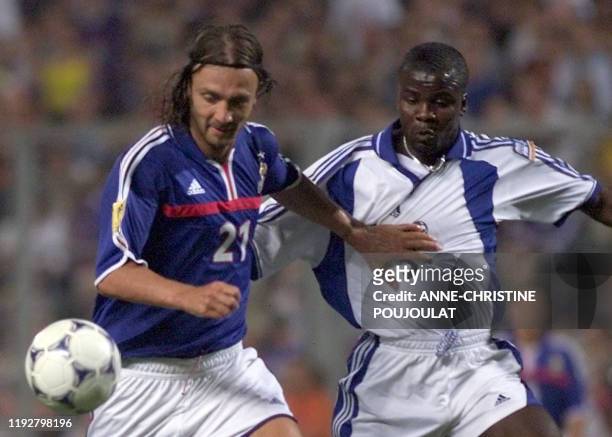 Le joueur Christophe Dugarry , est aux prises avec le Ghanéen Samuel Kuffour, le 16 août 2000 au stade Vélodrome de Marseille lors de la rencontre...