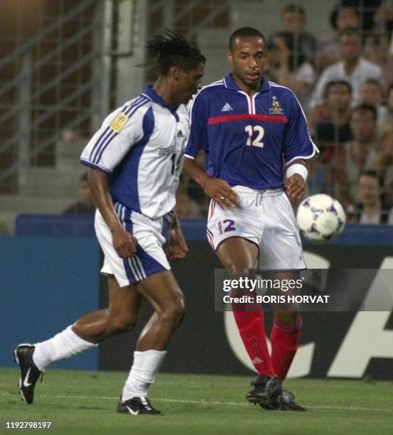 Thierry Henry déborde le défenseur camerounais Rigobert Song , le 16 août 2000 au stade vélodrome de Marseille, lors de la rencontre au profit de...