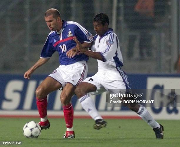 Le joueur Zinedine Zidane , contrôle le ballon sur une charge du Hollandais Aron Winter , le 16 août 2000 au stade Vélodrome de Marseille, lors de la...