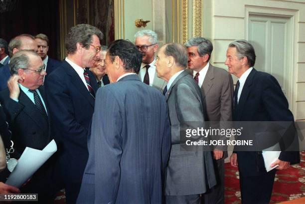 Le président de la République François Mitterrand fait le point avec les ministres qui ont participé au Conseil restreint sur la crise du Golfe, à...