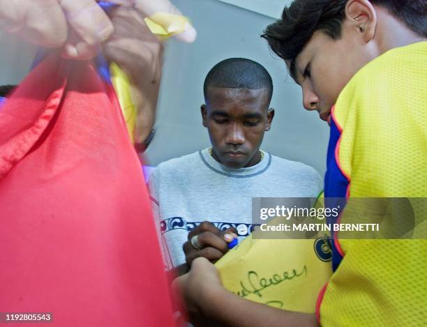 Colombian Eulalio Ariaga signs autographs 18 July 2001 in Barranquilla, Colombia. El jugador Colombiano Eulalio Ariaga firma autografos a varios...