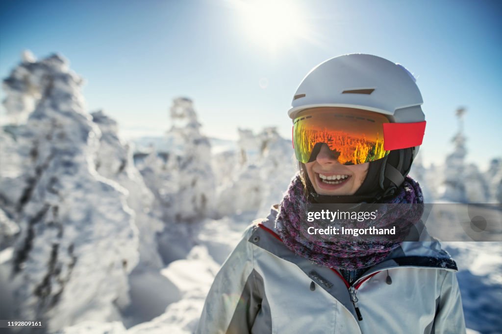 Retrato de la adolescente esquiando en el día soleado de invierno