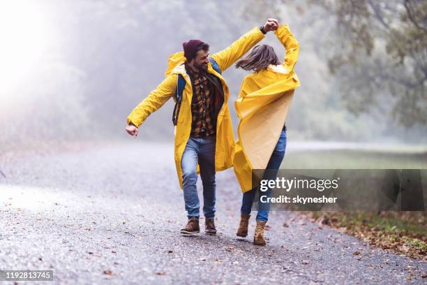 2 471 Stock Fotos Und Hochaufl sende Bilder Zu Tanzen Regen Getty Images 2-471-stock-fotos-und-hochaufl-sende-bilder-zu-tanzen-regen-getty-images