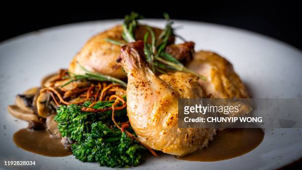 roasted whole french chicken - roasted imagens e fotografias de stock