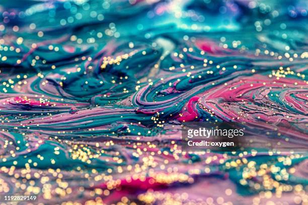 abstract colorful liquid oil acrylic glitter marbled background - colour ink in water stock-fotos und bilder