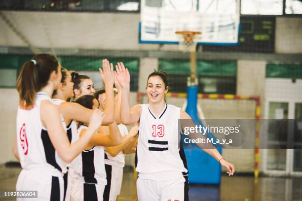 basketbal meisjes team klaar voor de wedstrijd - women's basketball stockfoto's en -beelden