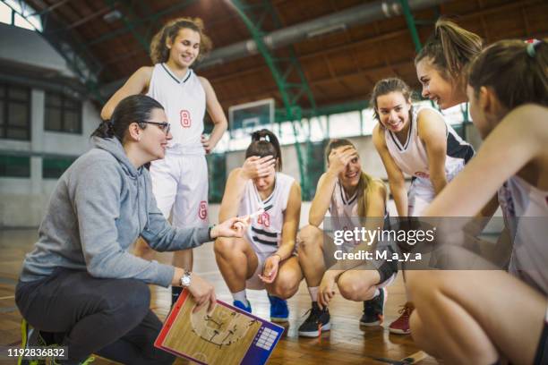 chicas de baloncesto equipo con entrenador - baloncesto femenino fotografías e imágenes de stock