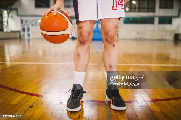 lesiones de baloncesto - basketball shoe fotografías e imágenes de stock