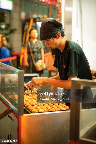 streetfood à osaka - dotonbori ward - cuisine de rue photos et images de collection
