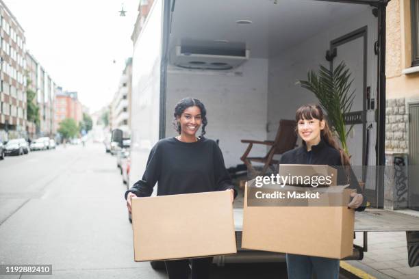 Two People Loading Two People Carrying Box Photos and Premium High Res Pictures - Getty Images