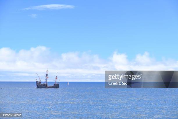 santa maria de colombo replica nave con tour al largo della costa di funchal, madeira - cultura portoghese foto e immagini stock