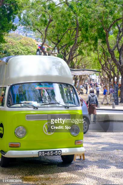 volkswagen typ 2 transporter van food truck auf der avenida arriaga in funchal auf der insel madeira geparkt - südeuropa stock-fotos und bilder