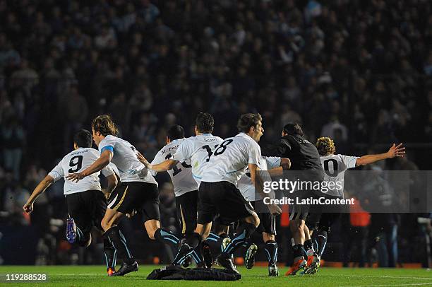 Players of Uruguay celebrate victory during a match as part of Finals Quarters of 2011 Copa America at Brigadier Lopez Stadium on July 16, 2011 in...