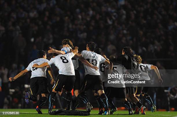Players of Uruguay celebrate victory during a match as part of Finals Quarters of 2011 Copa America at Brigadier Lopez Stadium on July 16, 2011 in...