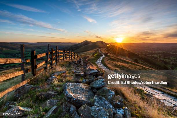 sunrise above lose hill and back tor from mam tor, hope valley, peak district, derbyshire, england, united kingdom, europe - mam tor stock-fotos und bilder