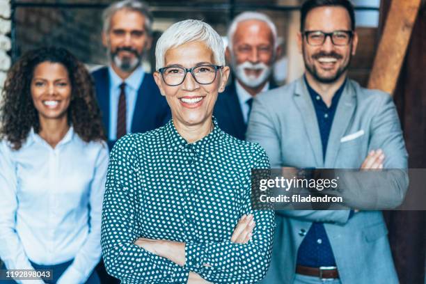 senior team leiter - gruppenbild business stock-fotos und bilder