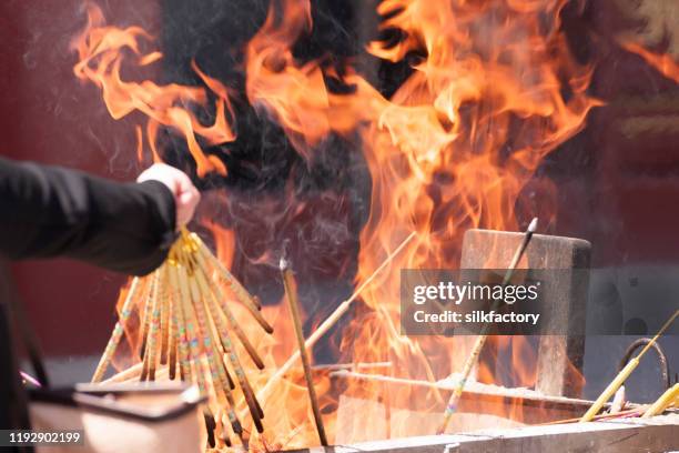 dyrkare bränna rökelse och be på yonghe temple i peking - tibetansk buddhism bildbanksfoton och bilder