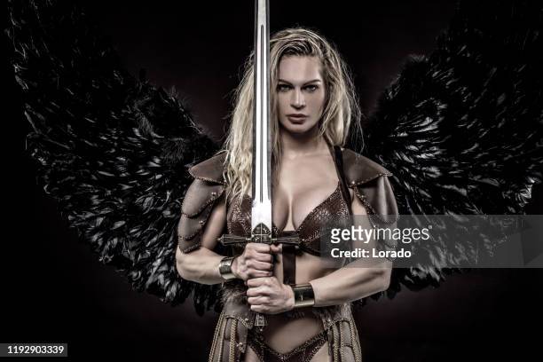 zwarte vleugel viking valkyrie vrouwelijk - the world networks presents launch of the goddess empowered stockfoto's en -beelden