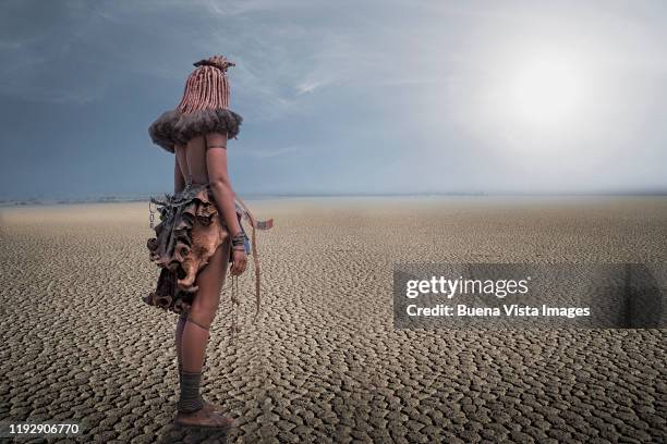 african woman in a desert - himba photos et images de collection