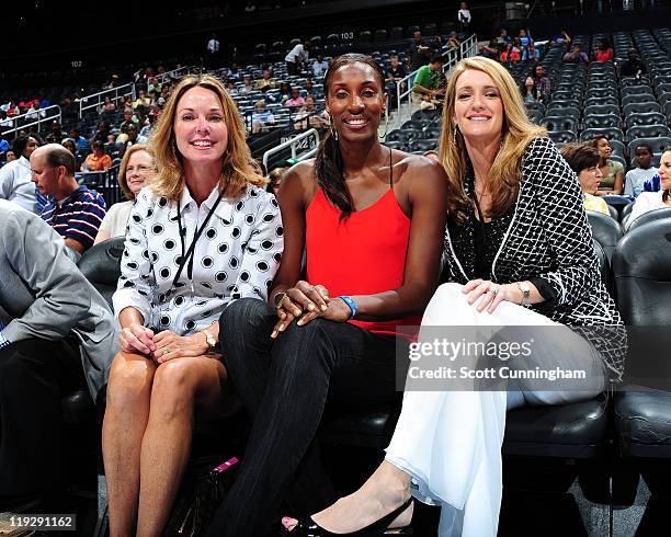 Basketball legend Lisa Leslie poses with Co-Owners Kathy Betty and Kelly Loeffler of the Atlanta Dream before the game against the Chicago Sky at...