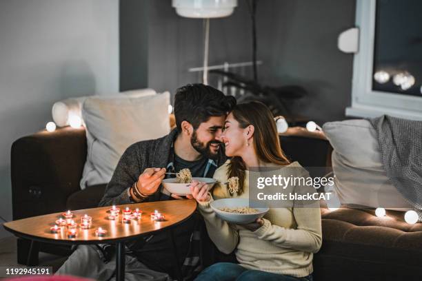 junges paar feiert valentinstag drinnen - date night romance stock-fotos und bilder