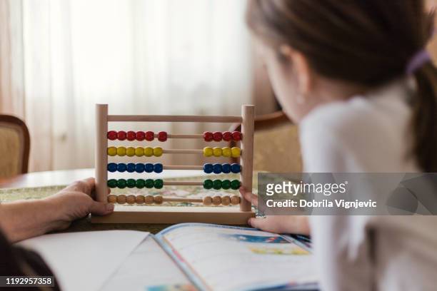 chica multiplicando con un juguete de matemáticas - abacus computer fotografías e imágenes de stock