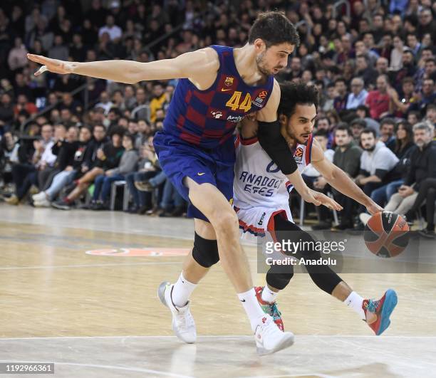 Anadolu Efes Istanbul's US guard Shane Larkin vies with Barcelona's Croatian centre Ante Tomic during the basketball day of the Turkish Airline...