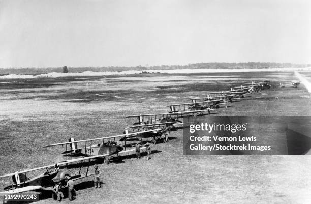 a group of biplanes on marine flying field, florida, 1918. - 1910 fotografías e imágenes de stock