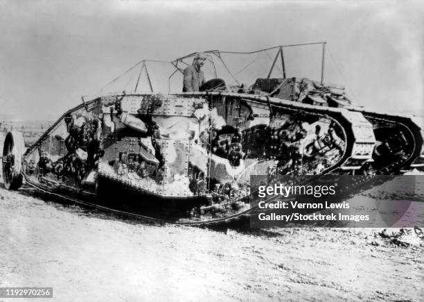 a british mark i tank at the battle of flers-courcelette during world war i. - ww1 tank fotografías e imágenes de stock