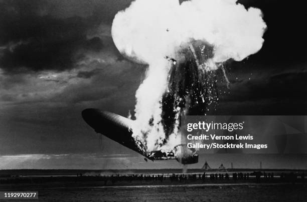 the explosion of the airship hindenburg upon docking at lakehurst, new jersey on may 6, 1937. - blimp foto e immagini stock