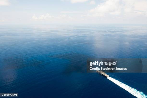 uss fort worth conducts patrols in the south china sea near the spratly islands. - sydkinesiska havet bildbanksfoton och bilder