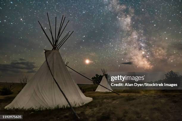 mars and the milky way over the tipis in grasslands national park, saskatchewan, canada. - グラスランズ国立公園 ストックフォトと画像