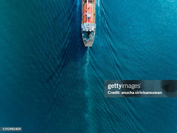 oil tankers running on sea to export, asia, thailand. - containerschiffe stock-fotos und bilder