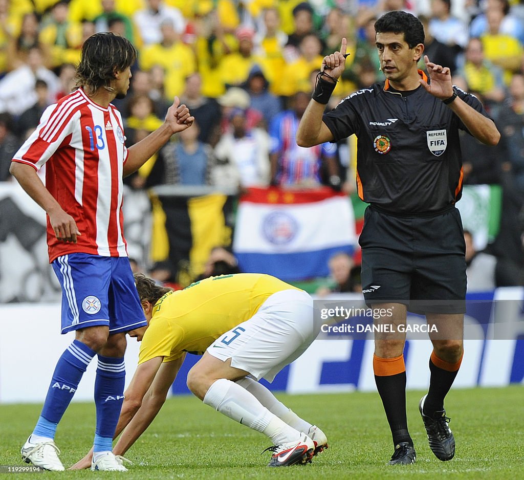 Argentine referee Sergio Pezzotta (R) sp