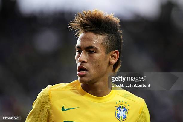 Neymar of Brazil struggles during a quarter final match between Brazil and Paraguay as part of the Copa America 2011 at Ciudad de La Plata stadium on...