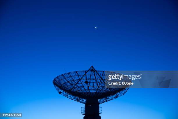 月明かりの衛星受信機 - 衛星通信用受信アンテナ ストックフォトと画像