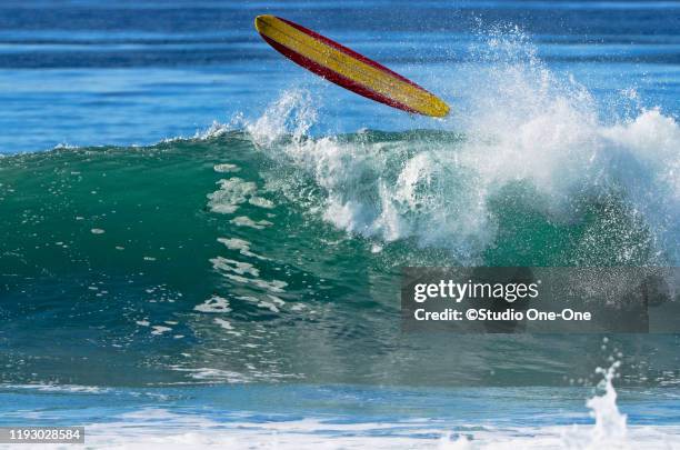 runaway surfboard - wipeout sportunfall stock-fotos und bilder