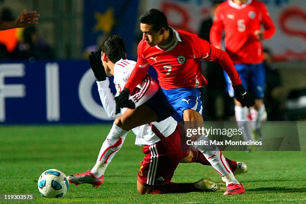 Alexis Sánchez from Chile fights for the ball against Tomás Rincón from Venezuela during a quarter final match between Chile and Venezuela at...