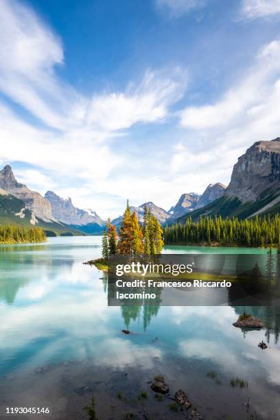 canada, alberta, jasper national park, maligne lake and spirit island - canadian rockies 個照片及圖片檔