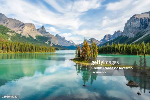 canada, alberta, jasper national park, maligne lake and spirit island - kanada stock-fotos und bilder