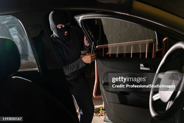 dief probeert de auto te kapen tijdens een nacht - kapen stockfoto's en -beelden