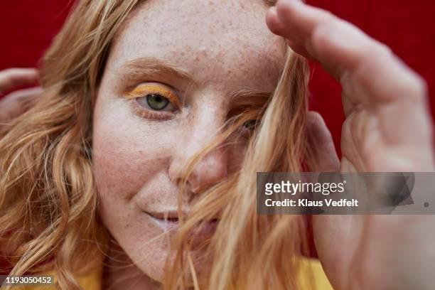 portrait of woman with freckles standing outdoors - beautiful redhead photos et images de collection